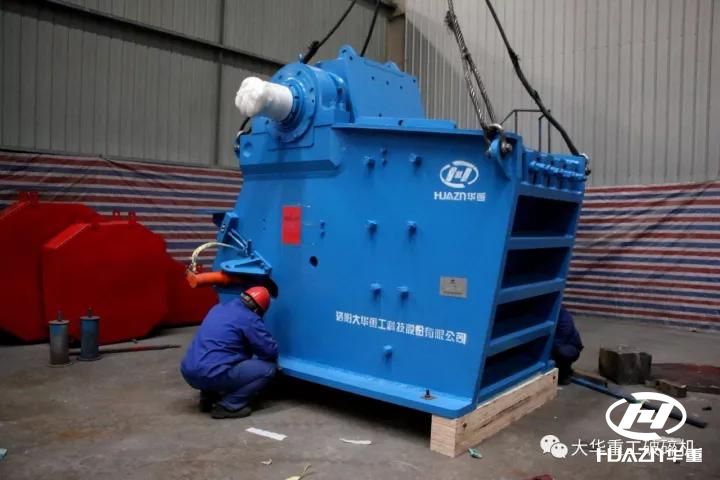 出口·亞美尼亞洛陽大華移動(dòng)破碎站--正在組裝顎式破碎機(jī)